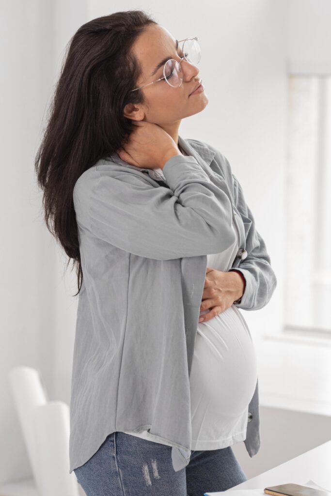 gestante com ansiedade na gestação de perfil com as mãos na barriga